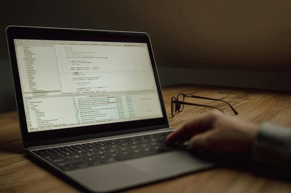 Guía creativa para lucir un estilo en capas durante la primavera y el verano